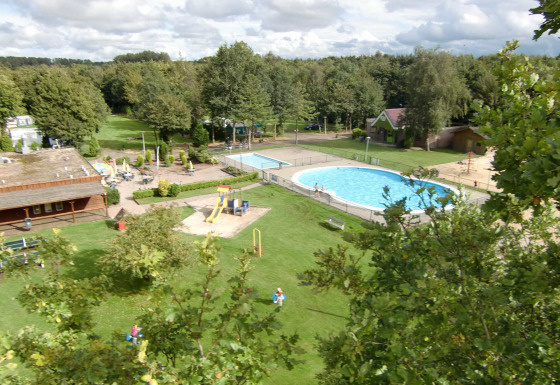 Vista sul parco vacanze con piscina, parco giochi e aree verdi al Vakantiepark 't Urkerbos, Flevoland, Paesi Bassi.