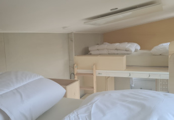 Foto interna di una Tiny House con letti a castello al Vakantiepark 't Urkerbos nei Paesi Bassi.