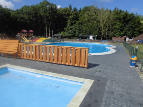 Piscina al aire libre y área de juegos en Vakantiepark 't Urkerbos, parque vacacional en Flevoland, Países Bajos.
