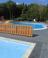 Piscina al aire libre y área de juegos en Vakantiepark 't Urkerbos, parque vacacional en Flevoland, Países Bajos.
