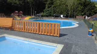 Piscina al aire libre y área de juegos en Vakantiepark 't Urkerbos, parque vacacional en Flevoland, Países Bajos.