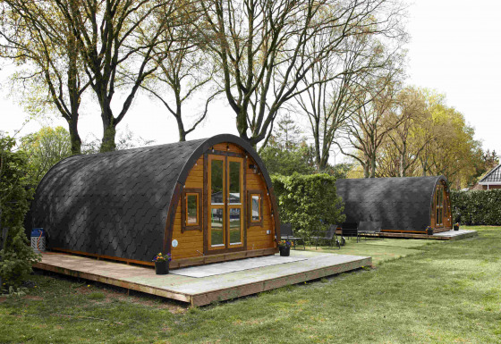 Glamping Pod-lodges bij Costa Kabrita in Nederland met gezellige houten huisjes temidden van veel groen.
