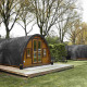 Glamping Pod-lodges ved Costa Kabrita i Holland med moderne, buede træhytter omgivet af grøn natur.