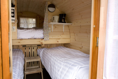 Innenraum des Tiny House Wijnvat bei Costa Kabrita in den Niederlanden mit Etagenbetten und Kaffeemaschine.