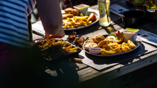 Comida al aire libre con papas fritas y snacks en Camping Vinkenhof, parque vacacional en Limburgo, Países Bajos.