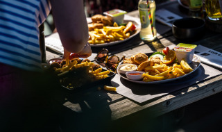 Comida al aire libre con papas fritas y snacks en Camping Vinkenhof, parque vacacional en Limburgo, Países Bajos.