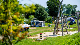 Zona de juegos y campamento en el parque vacacional Camping Vinkenhof, Limburgo, Países Bajos, en verano.