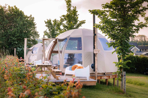 Panorama Dome Glamping auf Camping Vinkenhof in den Niederlanden, mit moderner Ausstattung und Holzterrasse.