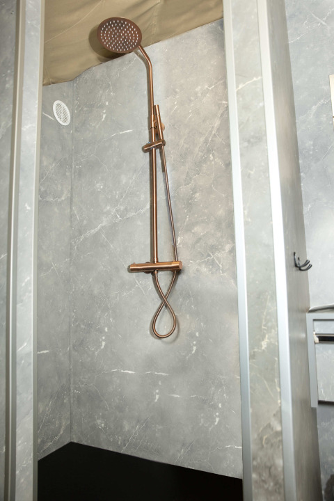 Douche met marmerachtige muren in de badkamer van Dome at Costa Kabrita lodge, Nederland.