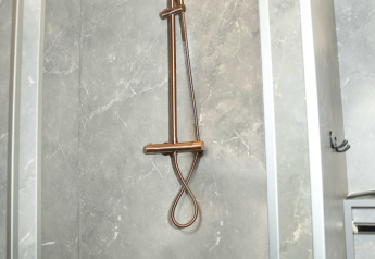 Douche avec murs effet marbre dans la salle de bain du lodge Dome at Costa Kabrita, Pays-Bas.