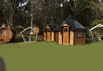 Kleine Holzhäuser und Weinfass-Hütte im Grünen bei Costa Kabrita, Niederlande, umgeben von Wald.