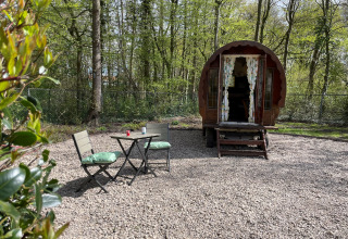 Acogedora tiny house Gipsy Wagon con zona exterior para sentarse en Buytenplaets Abelen, Países Bajos.