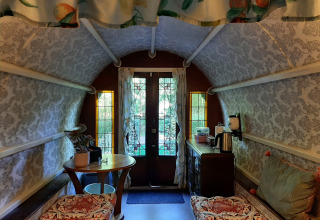 Acogedor interior de la tiny house Gipsy Wagon con decoración vintage en Buytenplaets Abelen, Países Bajos.