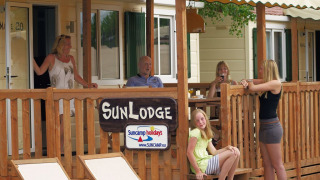 Familia relajándose en la terraza de SunLodge Maple en Altomincio Family Park, Italia.