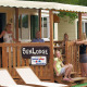 Familie hygger sig på verandaen i SunLodge Maple ved Altomincio Family Park i Italien.