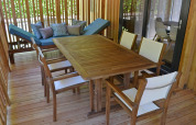 Buitenterras met houten tafel en stoelen bij SunLodge BigLeaf in hu Norcenni Girasole Village in Italië.
