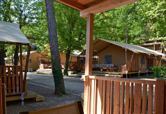 SunLodge Taiga con varias tiendas tipo lodge, terrazas de madera y árboles verdes en ambiente tranquilo.