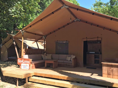 SunLodge Taiga&Kambi glampingtent met houten terras bij hu Norcenni Girasole Village in Italië.