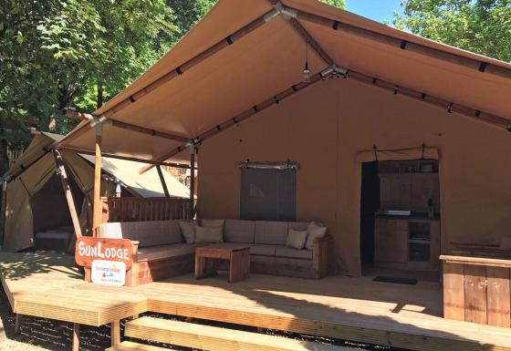 Glamping SunLodge Taiga&Kambi con terraza de madera en hu Norcenni Girasole Village, Italia.