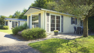 View of Bungalette basic + hot tub at Holiday Park Mölke in the Netherlands, featuring garden and patio area.