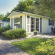 Udsigt over Bungalette basic + hot tub ved Holiday Park Mölke i Holland med grøn have og terrasse.