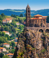 Iglesia construida sobre una cima rocosa con vista a Saint Thomé en Auvergne-Rhône-Alpes, Francia.