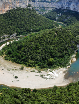 Amplio meandro de río rodeado de colinas verdes y acantilados cerca de Saint Thomé, Auvergne-Rhône-Alpes, Francia.