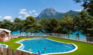 Swimming pool with mountain and lake views at Camping La Presqu’île in Provence-Alpes-Côte d’Azur, France.
