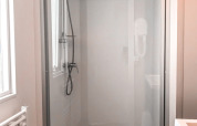 Ducha moderna en Forest Lodge en Vakantiepark De Luttenberg, Países Bajos, con puerta de cristal y rociador.