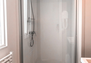 Ducha moderna en Forest Lodge en Vakantiepark De Luttenberg, Países Bajos, con puerta de cristal y rociador.