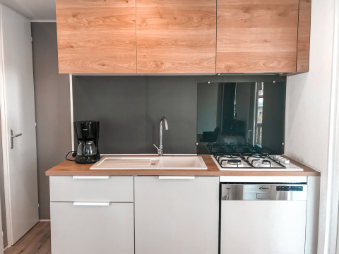 Moderne keuken in Forest Lodge met houten kasten, gootsteen, koffiezet, fornuis en vaatwasser.