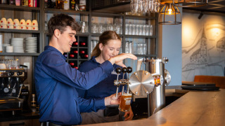 Dos camareros sirven cerveza en el bar de Camping Waddenzee, un parque vacacional en Holanda Septentrional.