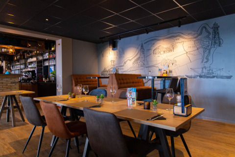 Moderne restaurantinteriør på Camping Waddenzee, et højdepunkt i ferieparken i Nordholland, Holland.