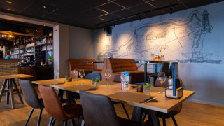 Interior moderno de restaurante en Camping Waddenzee, punto destacado del parque vacacional en Holanda del Norte.