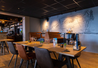 Modernes Restaurantinterieur im Ferienpark Camping Waddenzee in Nordholland, Niederlande, als Highlight.