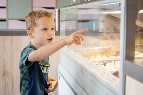 Niño elige un sabor de helado en una heladería en Camping Waddenzee, un parque vacacional en Holanda Septentrional.