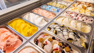 Una colorida selección de helados en vitrina en Camping Waddenzee, parque vacacional en Holanda Septentrional.