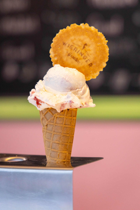 Cono de helado con galleta en Camping Waddenzee, Holanda Septentrional, Países Bajos, ideal para verano.