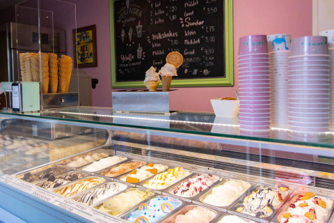 Gelateria al Camping Waddenzee, Olanda Settentrionale, Paesi Bassi, con vari gusti e coni in vetrina.