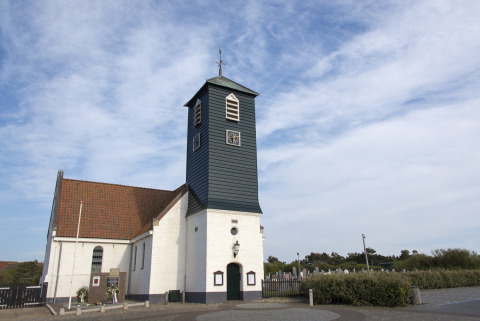Chiesa con pareti bianche e torre scura vicino a Westerland, Olanda Settentrionale, Paesi Bassi.