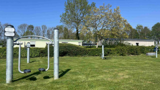 Zona de gimnasio al aire libre en Vakantiepark de Zeeuwse Parel, parque de vacaciones en Zelanda, Países Bajos.