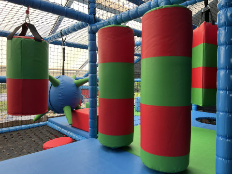 Zona de juegos interior con obstáculos colgantes en Vakantiepark de Zeeuwse Parel, Zeeland, Países Bajos.
