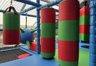 Indoor-Spielplatz mit gepolsterten Hängeobjekten im Vakantiepark de Zeeuwse Parel, Zeeland, Niederlande.
