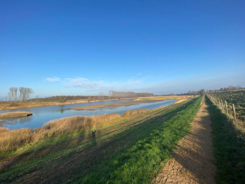 Vista panorámica de Vakantiepark de Zeeuwse Parel en Zeeland, Países Bajos, con lago, sendero y naturaleza.