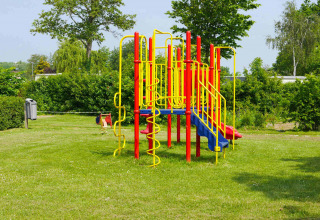 Spielplatz mit buntem Klettergerüst im Vakantiepark de Zeeuwse Parel in Zeeland, Niederlande bei sonnigem Wetter.
