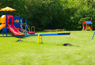 Bunter Kinderspielplatz mit Rutschen und Wippen im Ferienpark de Zeeuwse Parel in Zeeland, Niederlande.