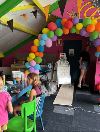 Festa per bambini con arco di palloncini colorati a Vakantiepark de Zeeuwse Parel in Zelanda.