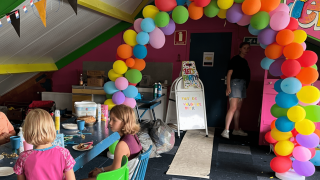 Fiesta infantil con arco de globos de colores en Vakantiepark de Zeeuwse Parel en Zelanda, Países Bajos.
