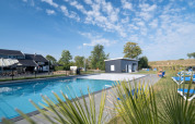 Udendørs swimmingpool og afslapningsområde hos Vakantiepark de Zeeuwse Parel i Zeeland, Holland.