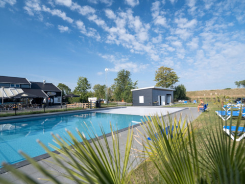 Außenpool und Entspannungsbereich im Vakantiepark de Zeeuwse Parel in Zeeland, Niederlande.